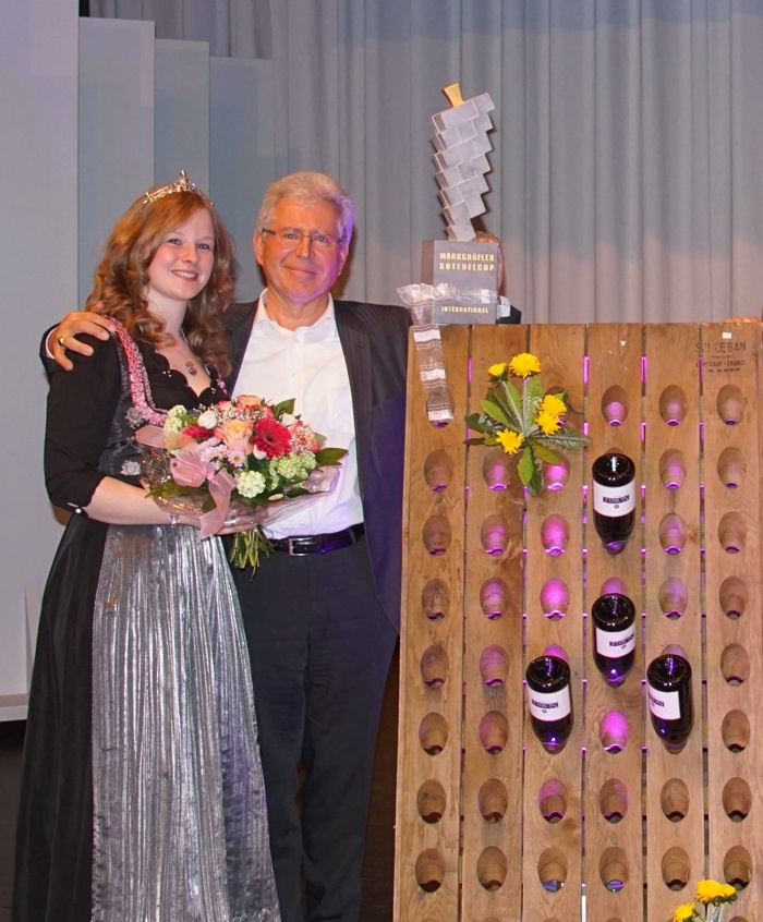 Paul Bauman reçoit le trophée de la catégorie internationale de la Gutedel Cup 2015 des mains de la reine du Chasselas. Photo: màd Gutedel Cup