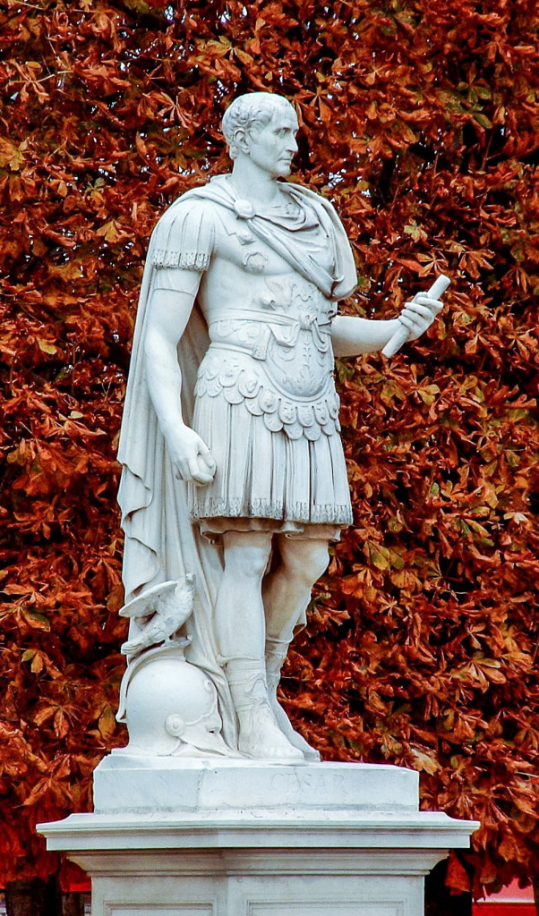 Jules César d'après l'antique, statue en marbre (1688-1694) par Ambrogio Parisi (1676 ? - 1719) - Installée au jardin des Tuileries (Paris, 1er arrond.) en 1800. Photo:Siren-Com